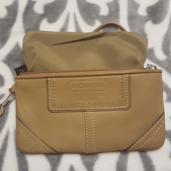 Authentic Coach wristlet - Picture 5 of 7